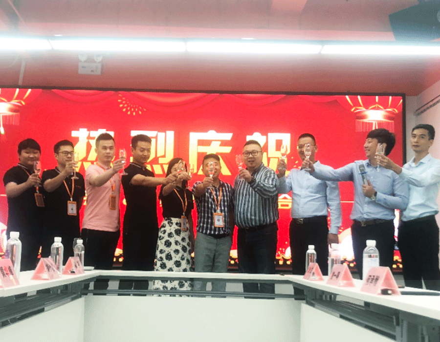 外貿狼與傲馬系統集團雙方領導現場合影 外貿狼與傲馬系統集團雙方領導現場合影