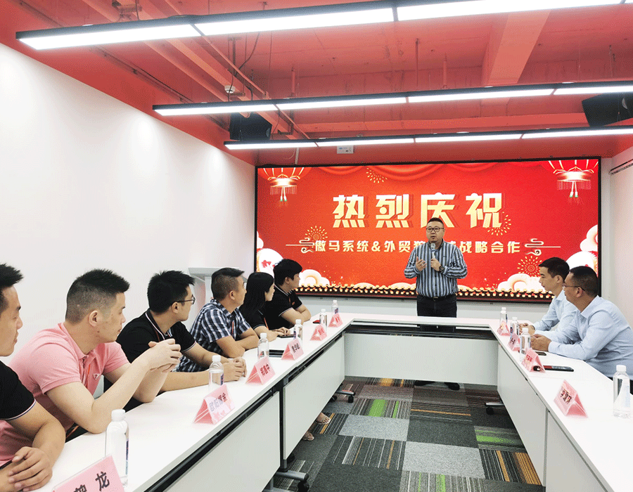 傲馬系統集團董事長何承翰現場發言 傲馬系統集團董事長何承翰現場發言