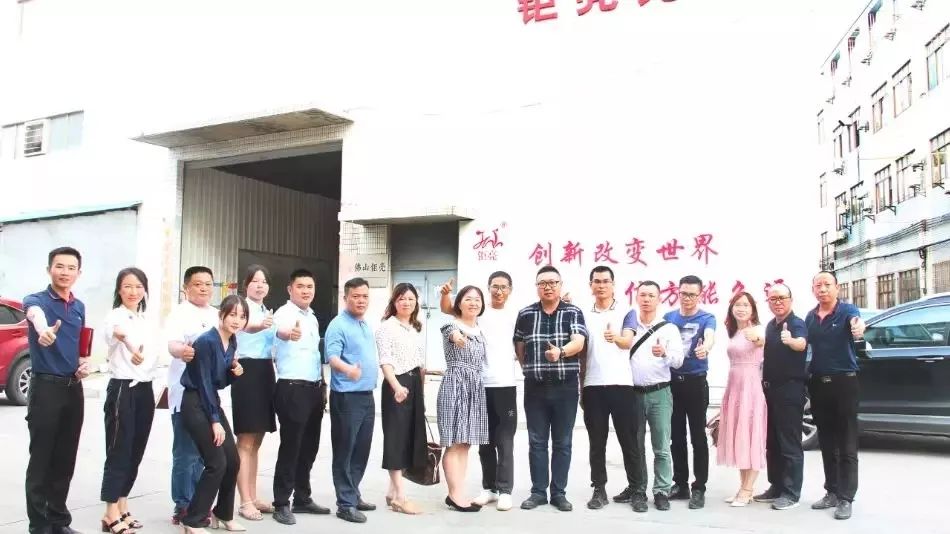 鉅亮光學廠房合照